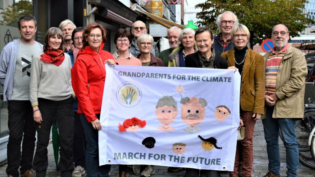 Een delegatie van Grootouders voor het Klimaat zal meestappen naar de COP26 in Glasgow. Ze vertrokken zondag 24 oktober vanaf het Luxemburgplein in Brussel (foto: Grootouders voor het Klimaat).