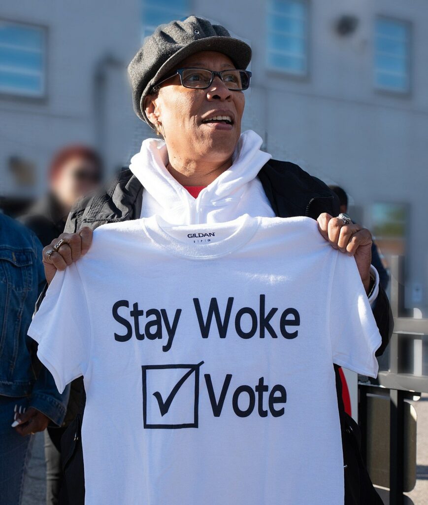 foto: De term ‘woke’ vindt haar oorsprong in de VS, o.a. bij zwarte activisten die mensen uit hun wijken oproepen om te gaan stemmen, om hun stem niet verloren te laten gaan