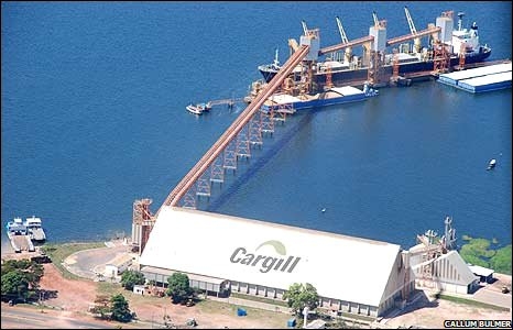 De terminal van Cargill in de haven van Santarém (noordoostelijke deelstaat Pará) in Brazilië, vanwaar de soja uit monocultuur naar Europa wordt verscheept