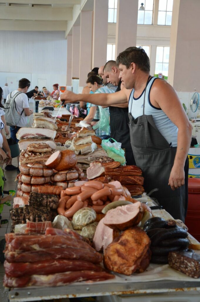 Europa is een grote markt en de meeste consumenten kiezen voor GGO-vrije voeding. Hier de vleesafdeling in de centrale markthallen van de Oekraïense havenstad Odessa (foto: Jan Van Criekinge, augustus 2013).