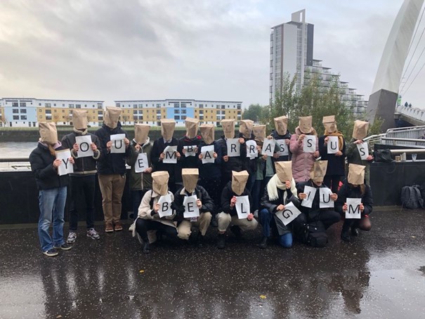 Actie van Belgische klimaatjongeren op de COP26 in Glasgow als protest tegen de beschamende vertoning van de Belgische klimaatministers die  geen eensgezind klimaatplan konden voorleggen