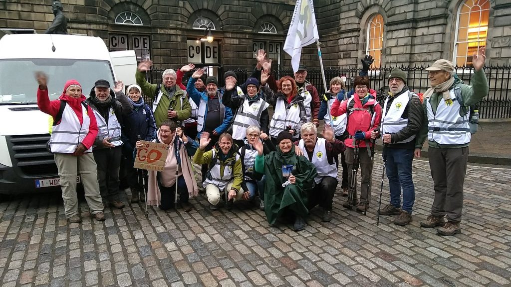 Groepsfoto van 20 deelnemers Grootouders voor het Klimaat aan tocht bij  start in de Schotse hoofdstad Edinburgh