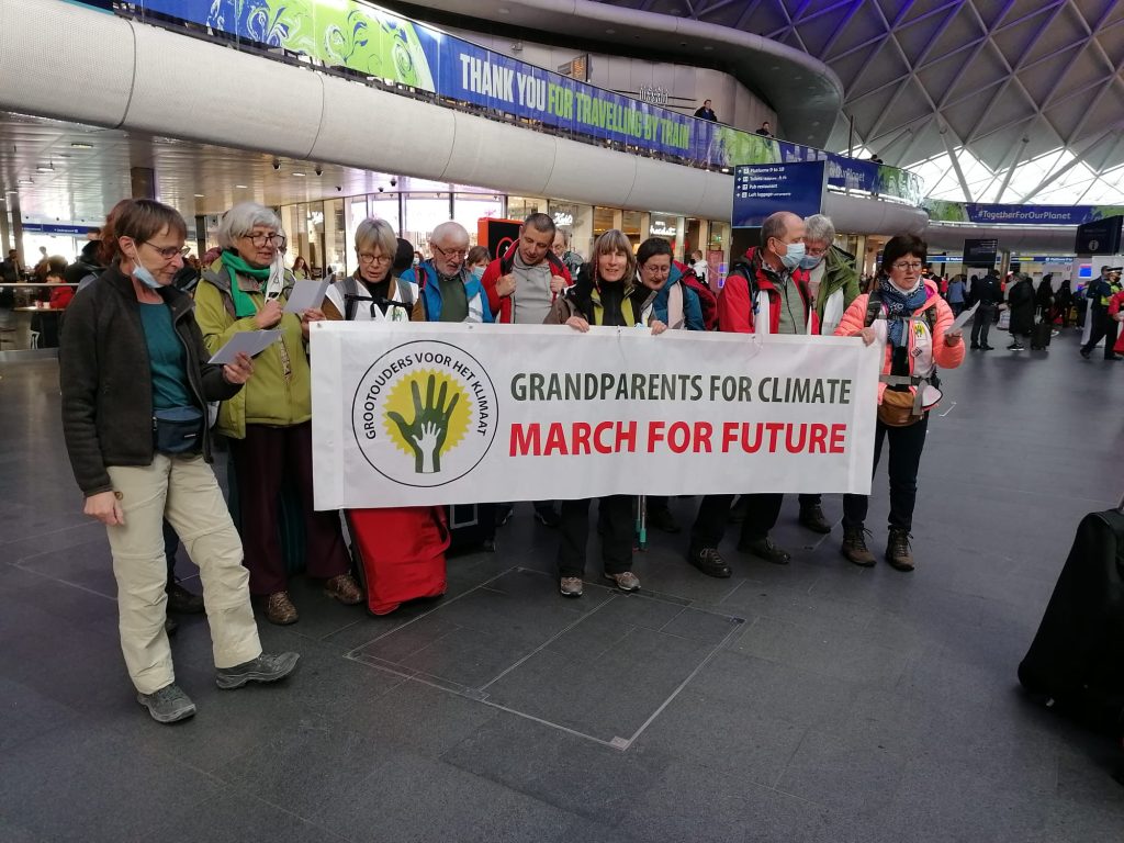 De stappers van Grootouders voor het Klimaat bij ingang van het Londense King’s Cross-station