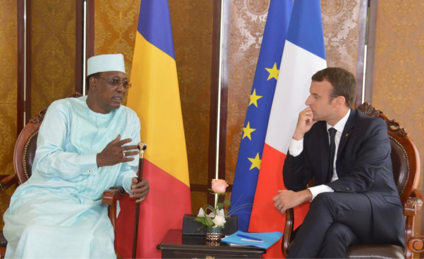 foto Macron overlegt met zijn Tsjadische ambtgenoot Idriss Déby Itno in N’Djamena