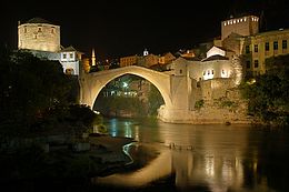 ftot van De heropgebouwde oude brug van Mostar