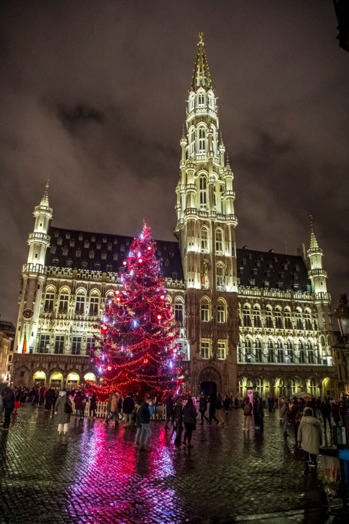 foto= Klank- en lichtshow op de Brusselse Grote Markt in het kader van Winterpret