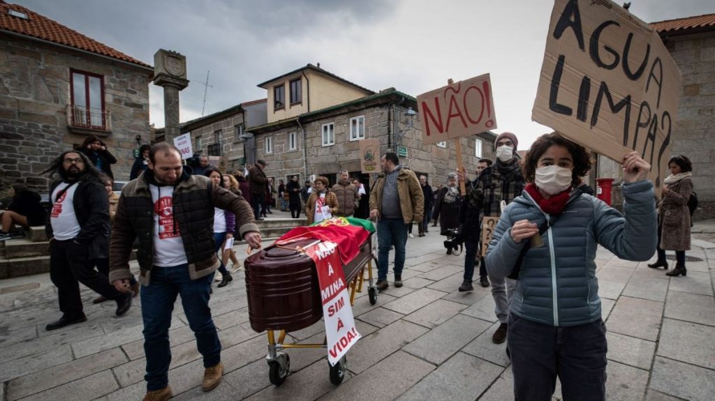 Lokaal protest tegen de plannen voor de opening van een lithiummijn in Rebordelo (foto: ThePortugalNews).