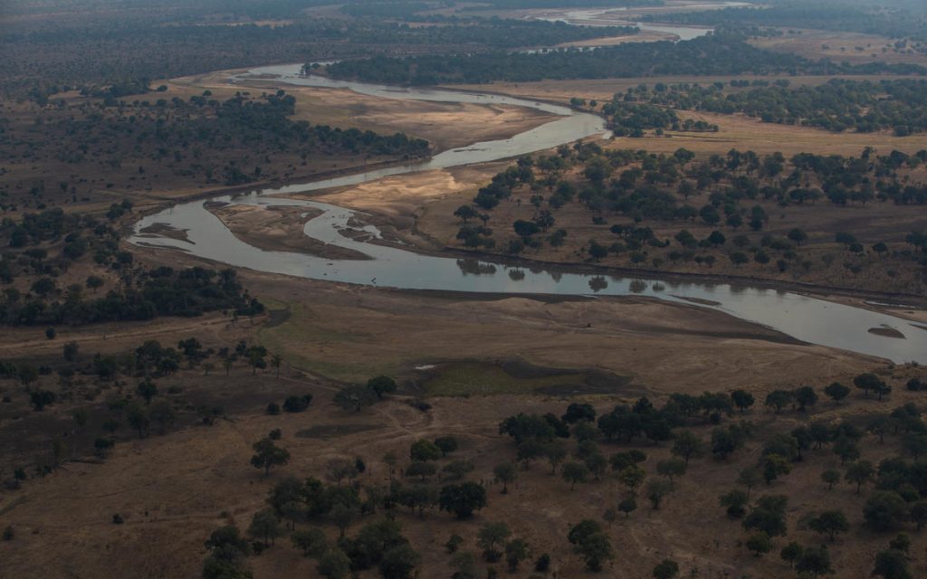 De Luangwa-rivier in Zambia (foto: © James Suter / Black Bean Productions / WWF-US).
