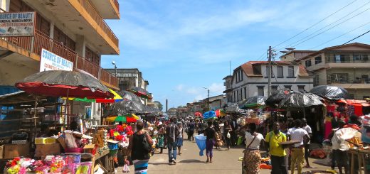 Een straat in centraal Freetown (foto: Erik Cleves Kristensen, Wikipedia).