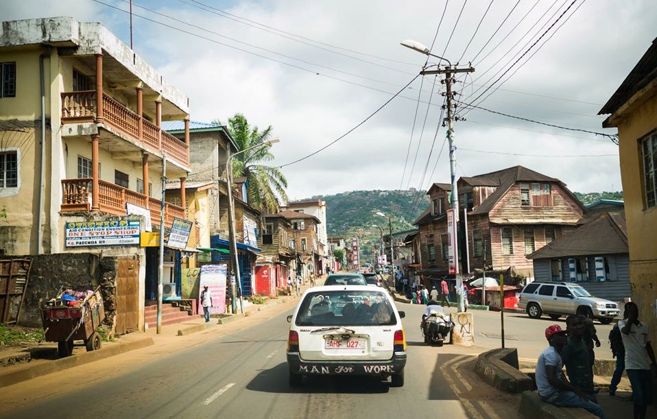“Nu ik met het team Krio leer en bij elke gek klinkende uitspraak van een nieuw aangeleerd woord rondborstig word uitgelachen.” Straatbeeld in Freetown (foto: AfricanArguments).