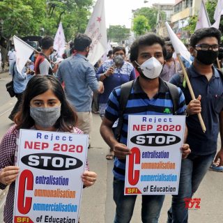 Studenten van de Students’ Federation of India (SFI) houden op 31 juli 2020 een protestmars tegen de NEP in Kolkata, West-Bengalen (foto: SocialNewsXYZ-India).