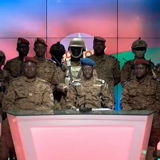 foto: De putschisten verschenen maandagavond 24 januari op de nationale televisiezender RTB om in een verklaring de afzetting van president Kaboré aan te kondigen