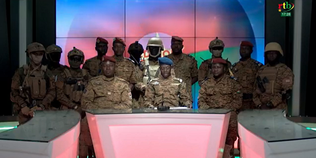 foto: De putschisten verschenen maandagavond 24 januari op de nationale televisiezender RTB om in een verklaring de afzetting van president Kaboré aan te kondigen
