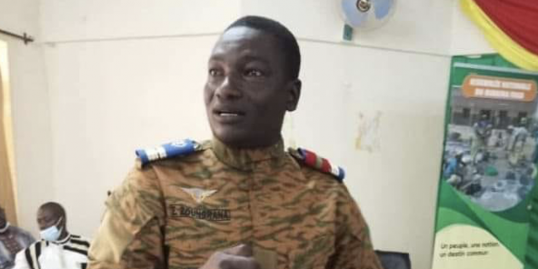 foto: De populaire luitenant-schrijver-uitgever Emmanuel Zoungrana werd op 10 januari samen met acht andere hogere officieren gearresteerd op verdenking van ‘voorbereiding van een staatsgreep’ 