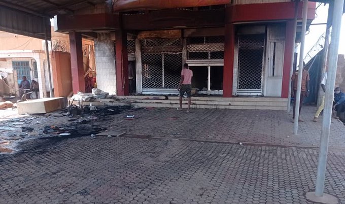 foto: Het hoofdkwartier van regeringspartij MPP in Ouagadougou werd bij de betogingen van zaterdag 22 januari geplunderd en in brand gestoken