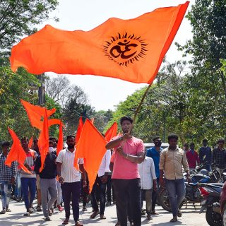 protestmars half februari 2022 met oranje vlaggen van een extreemrechtse hindunationalistische beweging (Bajrang Dal) in Shivamogga