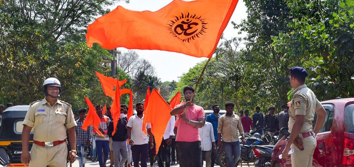 protestmars half februari 2022 met oranje vlaggen van een extreemrechtse hindunationalistische beweging (Bajrang Dal) in Shivamogga