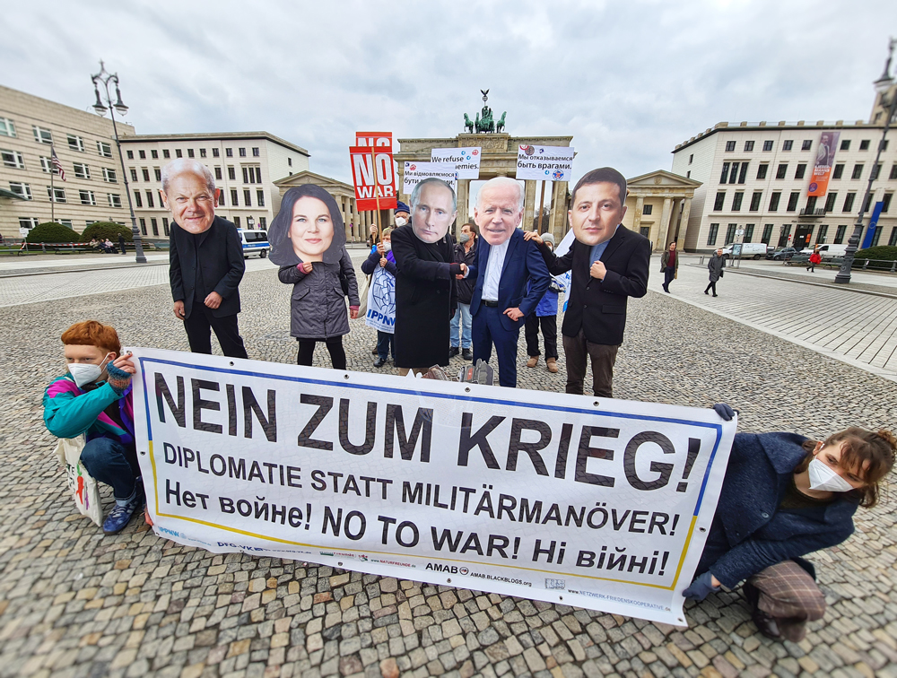 Een actie van de Duitse vredesbeweging DFG-VK op 9 februari 2022 aan de Brandenburger Tor in Berlijn tegen de oorlogsdreiging 