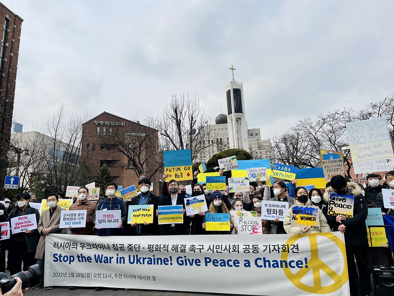 Een demonstratie van Zuid-Koreaanse activisten tegen de oorlog in Oekraïne voor de Russische ambassade in Seoel, op maandag 28 februari 2022