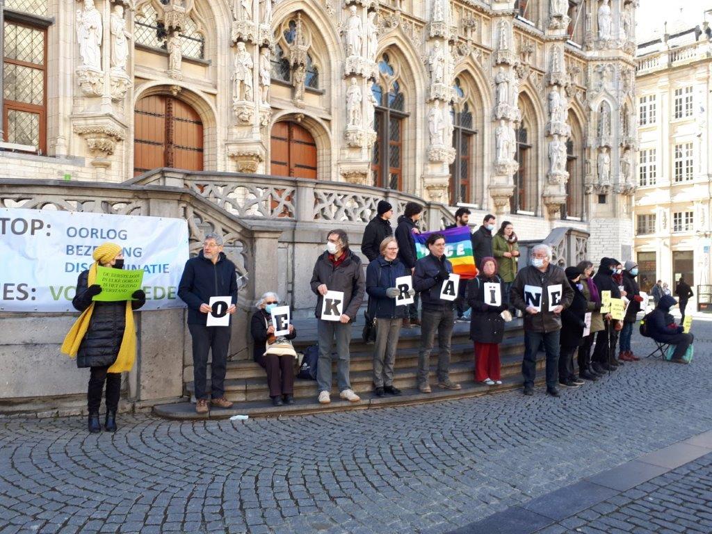 Een wake voor vrede en tegen de dreigende oorlog in Oekraïne voor het Leuvense stadhuis op woensdag 23 februari 2022