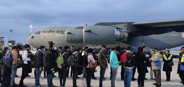 Indiase studenten uit Oekraïne geëvacueerd en met Indiase militaire vliegtuigen vanuit Polen naar India overgevlogen
