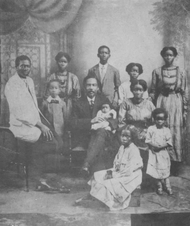 Een familieportret van een vooraanstaande Krio-familie in Freetown uit 1918 