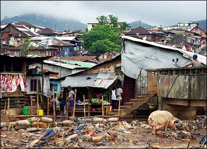 Sloppenwijken in Kroo-Bay, een arme wijk van de hoofdstad Freetown