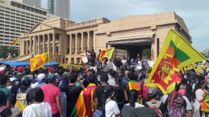 Massale protesten in Colombo tegen de regering van president Gotabaya Rajapaksa op 13 april 2022