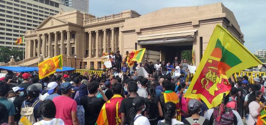 Massale protesten in Colombo tegen de regering van president Gotabaya Rajapaksa op 13 april 2022