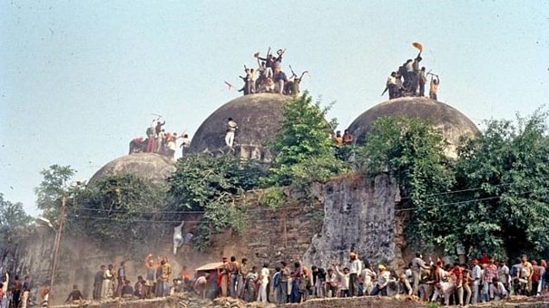 De verwoesting door hindoenationalisten van de 16de-eeuwse Babri Masjid-moskee