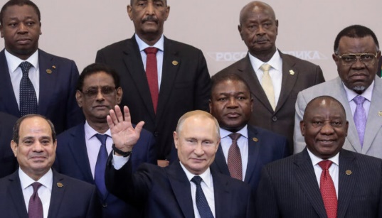 De Russische president Poetin ontvangt 43 Afrikaanse staatshoofden