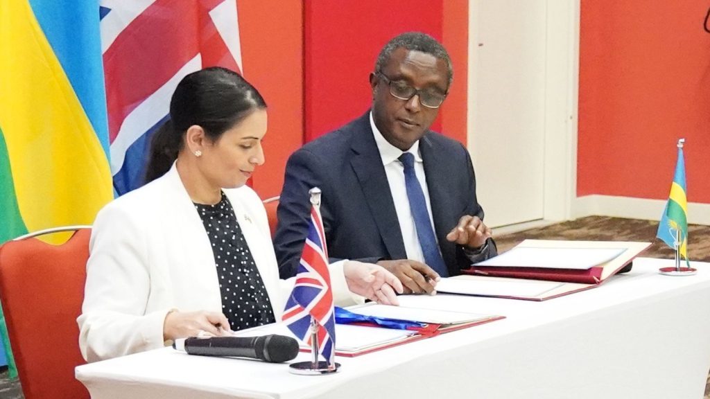 Priti Patel, de Britse minister van Home Office en Migratie, ondertekent op 14 april 2022 de beruchte overeenkomst met de Rwandese minister van Buitenlandse Zaken, Vincent Biruta, over de deportatie van ‘ongewenste asielzoekers’