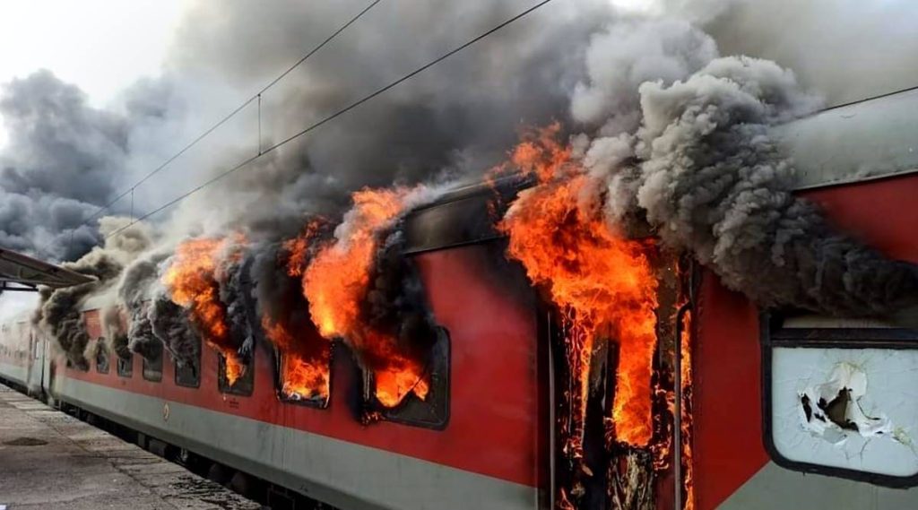 De Vikramshila Express-trein werd in Lakhisarai door een woedende menigte in brand gestoken uit protest
