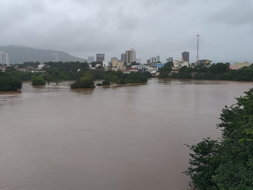 Hoogwaterstand van de Rio Grande ter hoogte van de Baia de Guanabara in Barreiras op 27 december 2021