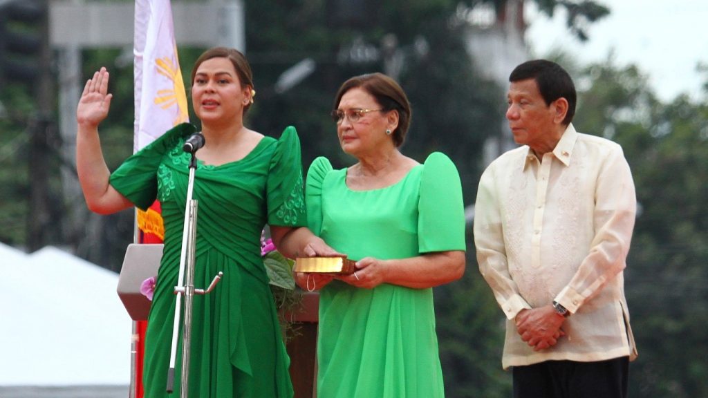 foto Sara Duterte legt de eed af als nieuwe vicepresident van de Filipijnen