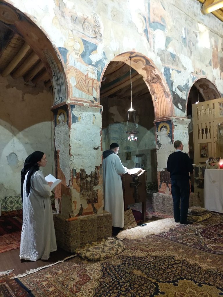 foto Gebed in de kapel van Deir Mar Moussa,