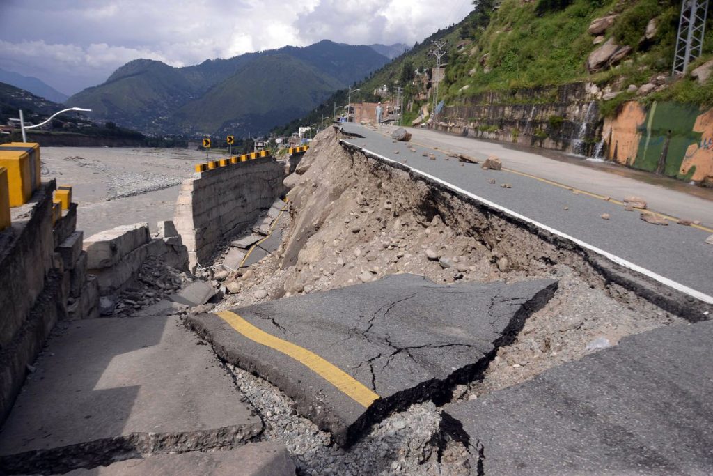 foto A highway damaged by floods in the Swat Valley, in Pakistan