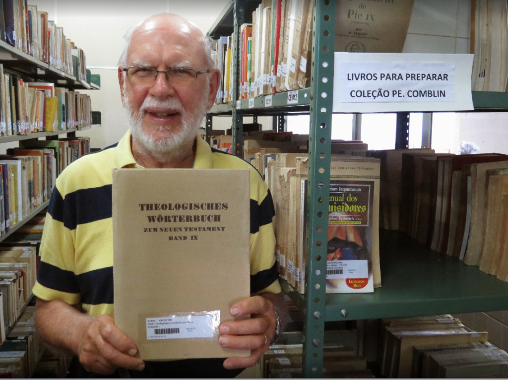 foto Prof. Eduardo Hoornaert in de bibliotheek van de Universidade Católica de Pernambuco in 2014 