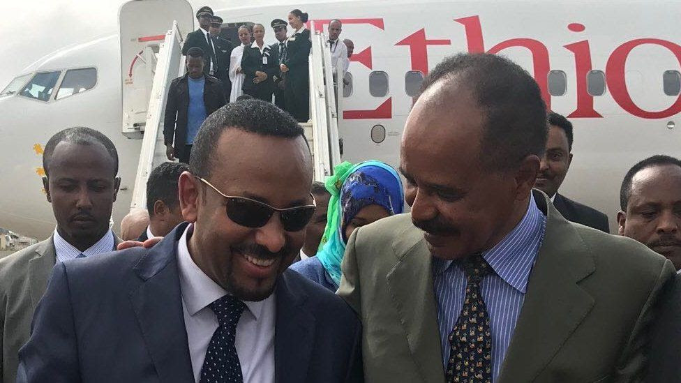 De Ethiopische premier en winnaar van de Nobelprijs voor de Vrede 2019, Abiy Ahmed (links), met de Eritrese president Isaias Afwerki (rechts) tijdens een ontmoeting in 2018