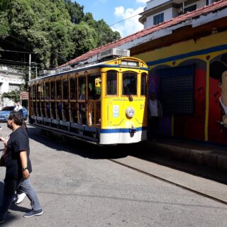 Het historische trammetje brengt toeristen naar boven in Santa Teresa, een bekende wijk van Rio de Janeiro