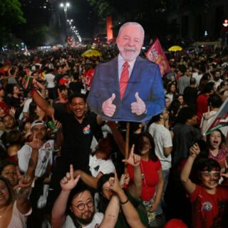 Aanhangers van Lula da Silva vieren de overwinning van de linkse kandidaat in de vroege ochtend van maandag 31 oktober 2022 in de straten van São Paulo