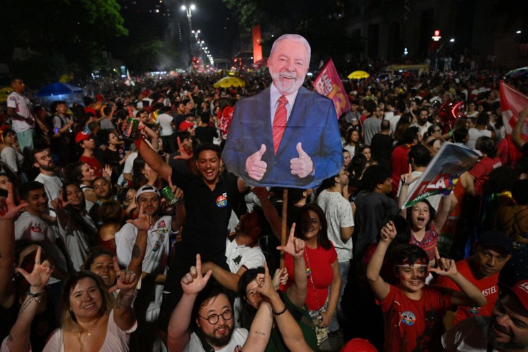 Aanhangers van Lula da Silva vieren de overwinning van de linkse kandidaat in de vroege ochtend van maandag 31 oktober 2022 in de straten van São Paulo