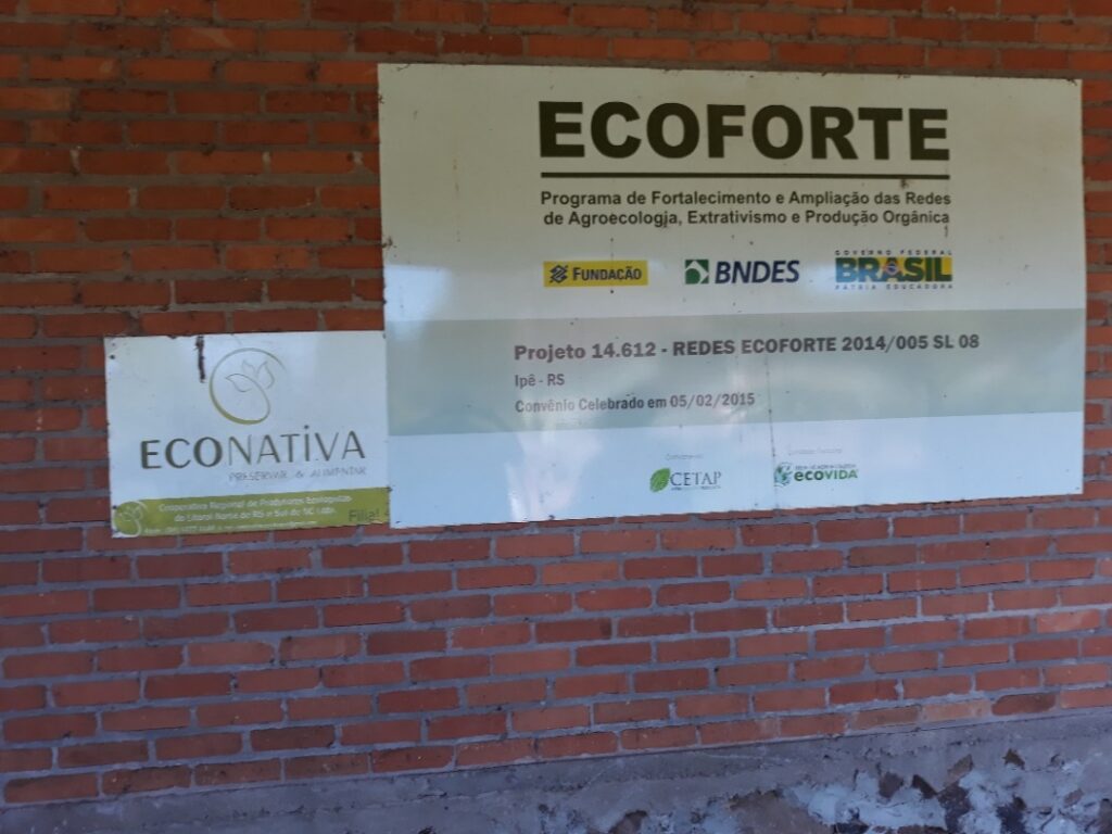 Een bord ‘Ecoforte’ aan de ingang van het bedrijf van Vilmar herinnert nog aan de tijd dat de overheden de lokale biodiversiteit actief ondersteunden 
