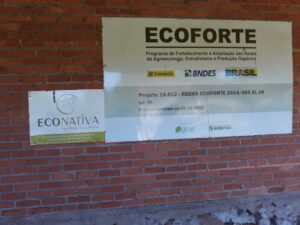 Een bord ‘Ecoforte’ aan de ingang van het bedrijf van Vilmar herinnert nog aan de tijd dat de overheden de lokale biodiversiteit actief ondersteunden