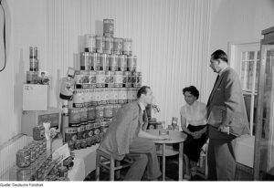 Groenteconserven van de Mechelse vestiging van Marie Thumas, Le Soleil, op een beurs in Leipzig in september 1954 (foto: Deutsche Fotothek - Lebensmittelkonserven der belgischen Sektion auf der Leipziger Herbstmesse 1954).