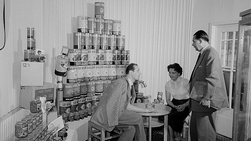 Groenteconserven van de Mechelse vestiging van Marie Thumas, Le Soleil, op een beurs in Leipzig in september 1954 (foto: Deutsche Fotothek - Lebensmittelkonserven der belgischen Sektion auf der Leipziger Herbstmesse 1954).