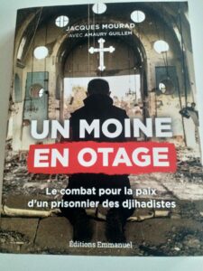 Het boek dat Jacques Mourad schreef over zijn gijzeling door jihadistische strijders van IS in Syrië. Later dit jaar verschijnt er een Nederlandse vertaling bij uitgeverij Halewijn (foto: Editions Emmanuel).