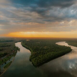 Samenvloeiing van de Drava en de Donau (grensgebied Kroatië - Hongarije) bij zonsondergang (foto: ©Ante Gugić).