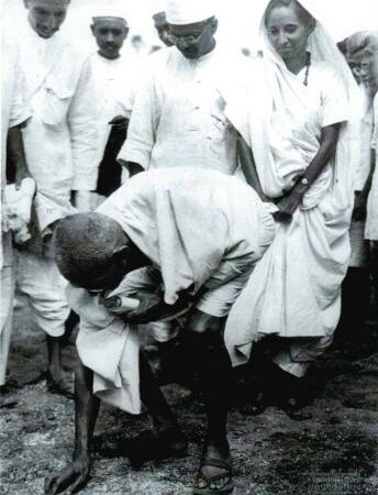 Gandhi en zijn volgelingen bij de ‘zoutmars’ van maart-april 1930.