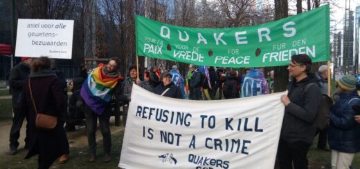 Quakers uit Gent vragen aandacht voor gewetensbezwaarden in de oorlog in Oekraïne op de betoging van zondag 26 februari 2023 in Brussel (foto: Jan Van Criekinge).